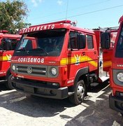 Faíscas de motosserra provocam incêndio e fogo atinge três ônibus em ferro velho
