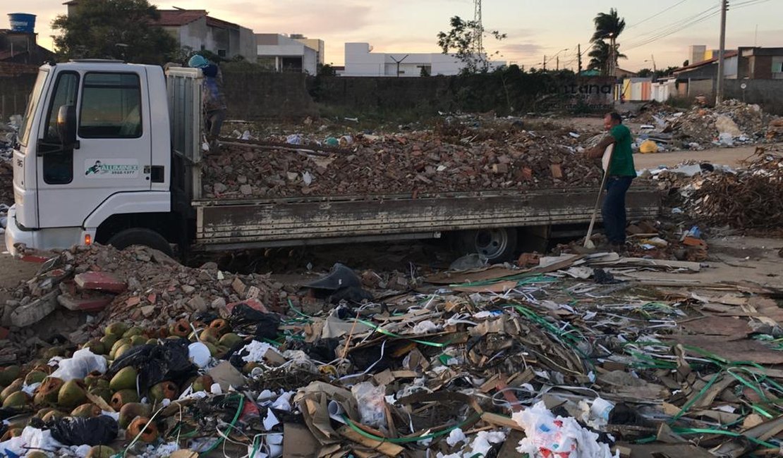 Caminhão de empresa é flagrado descartando lixo irregular em Arapiraca