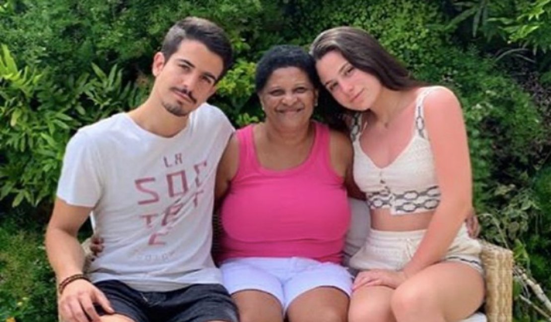 Claudia Raia lamenta morte de babá de filhos por coronavírus