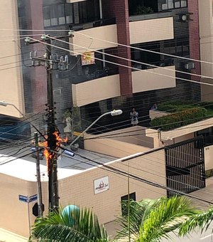 Poste pega fogo e assusta moradores no bairro da Ponta Verde