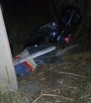 Motociclista colide em poste e morre na AL-115