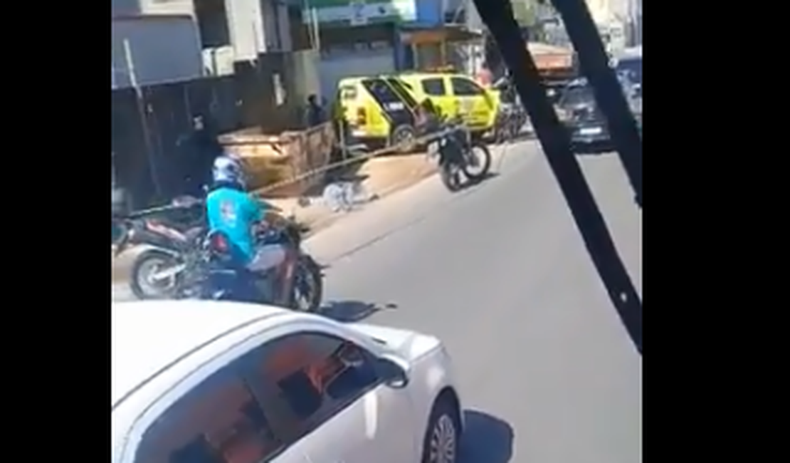 [Vídeo] Jovem é morto a tiros por dupla em motocicleta em Maceió