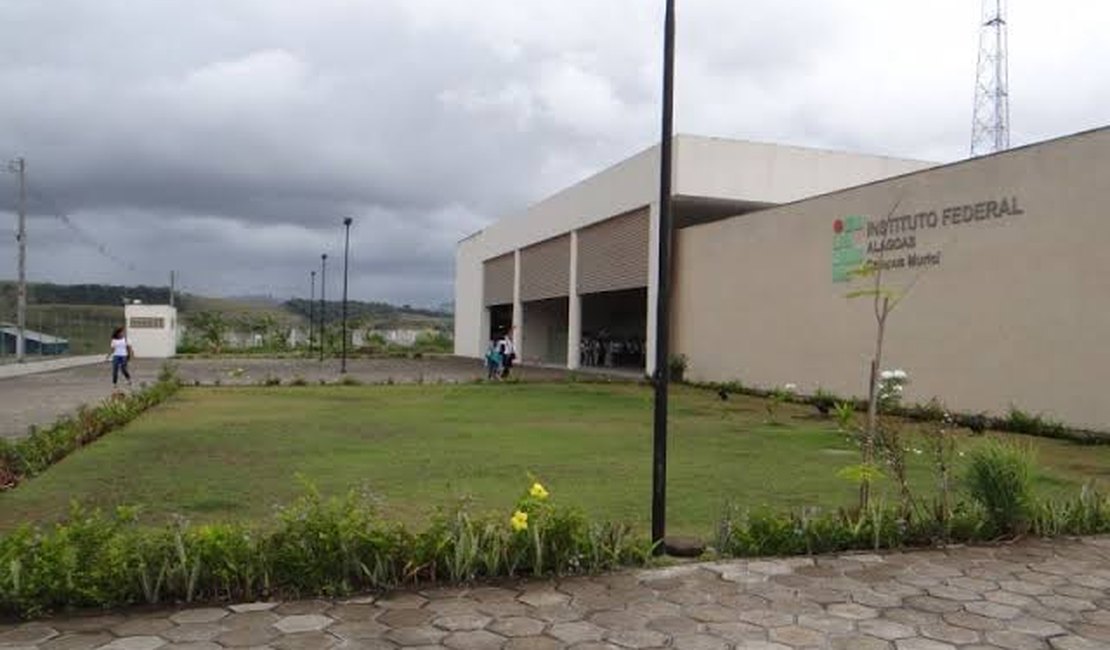 Ifal abre 36 vagas para professor substituto