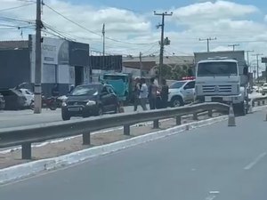 Acidente deixa trânsito lento na AL 220, sentido Sertão, em Arapiraca
