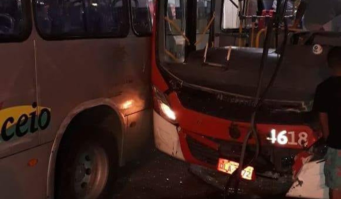 [Vídeo] Colisão entre ônibus deixa cinco passageiros feridos em Maceió
