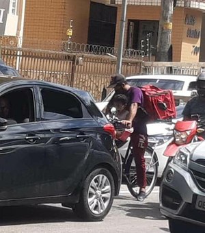 Após foto viralizar, entregador que trabalha com filha na garupa recebe doações