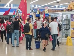 Movimento de Luta nos Bairros ocupa supermercado em Maceió
