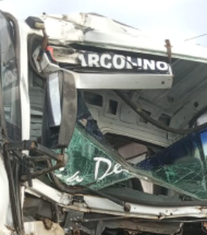Homem fica gravemente ferido após colisão entre caminhão e carreta na AL-110 em Arapiraca