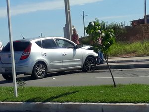 Condutor sobra em curva e colide com poste na Av. Josepha de Mello