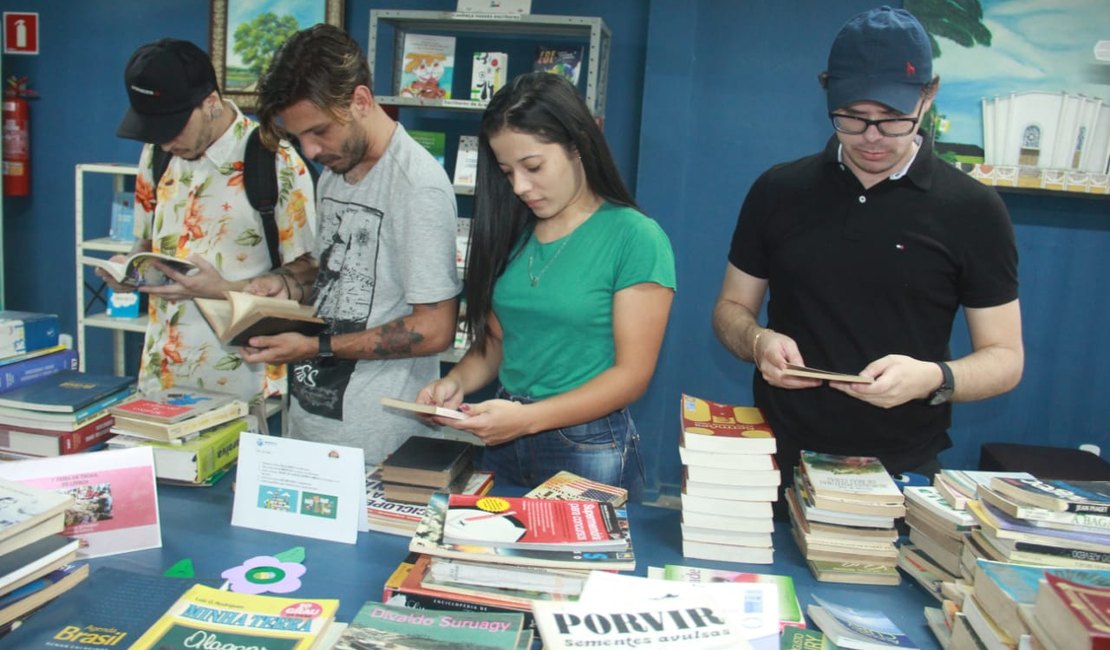 1ª Feira de troca de livros arrecada mais de 400 novos exemplares para biblioteca municipal