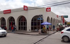 Agencia bancária tem vidros quebrados por vândalos, em Arapiraca.