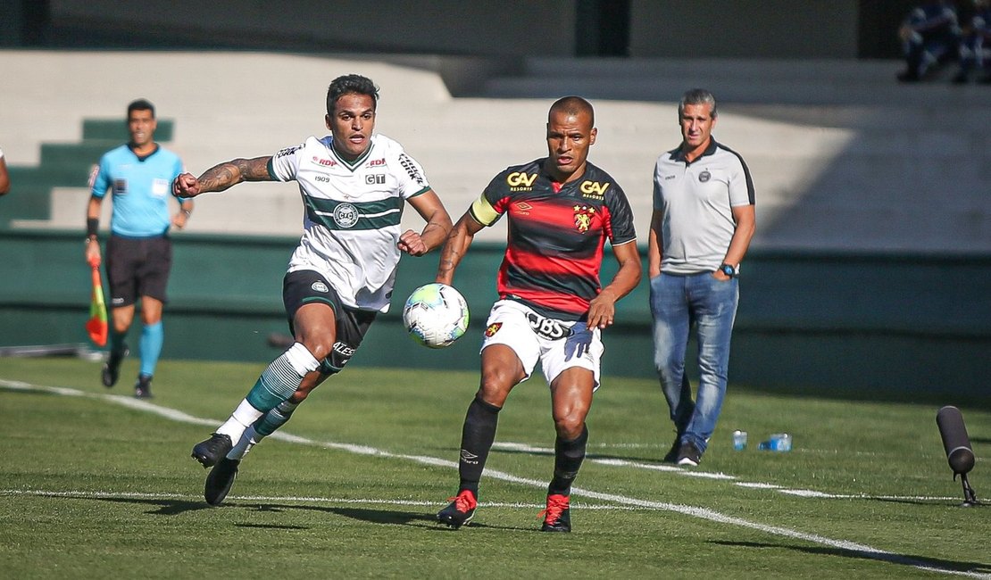 Coritiba marca de pênalti no final e empurra o Sport para a lanterna