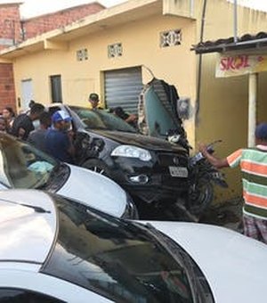 Mulher perde controle de carro e derruba fachada de loja, em Marechal Deodoro