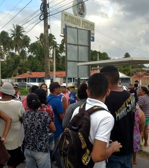 Moradores de Ipioca bloqueiam rodovia contra mudança de itinerário de ônibus