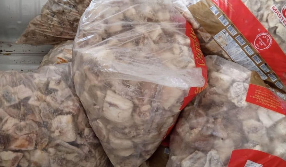 Fiscalização sanitária apreende 700kg de carne deteriorada em supermercado
