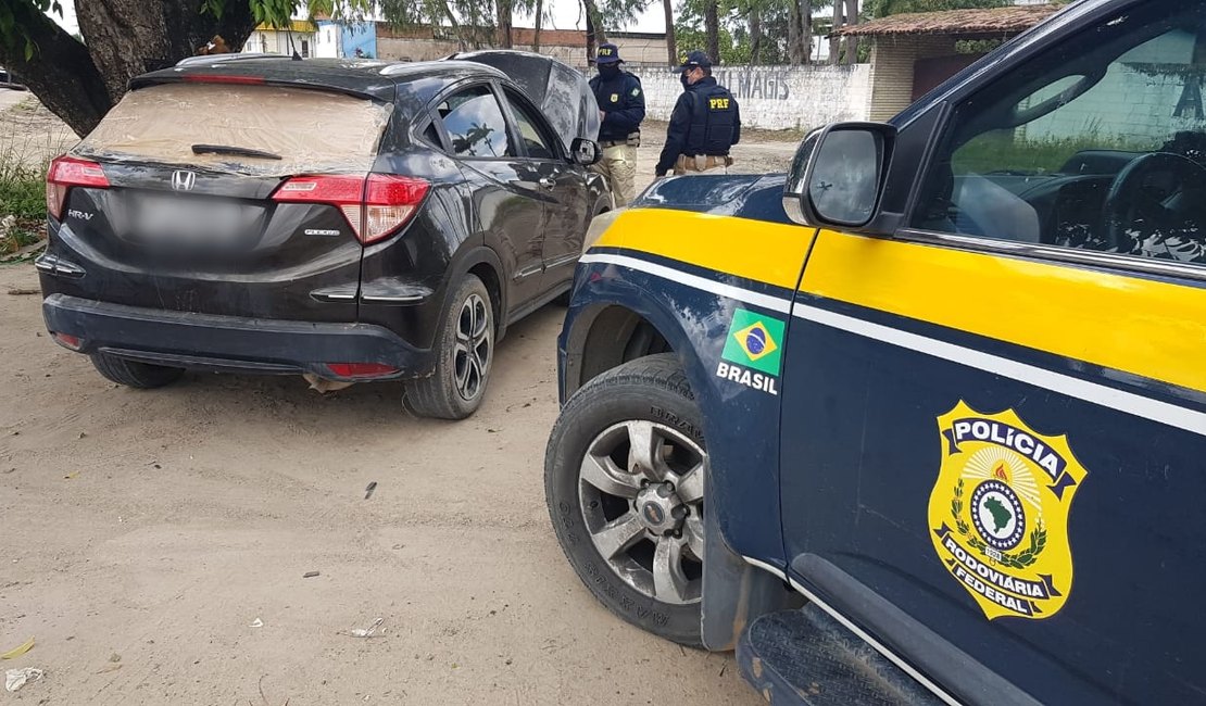 Mulher é presa por crime de receptação de veículo na BR-104, em Rio Largo