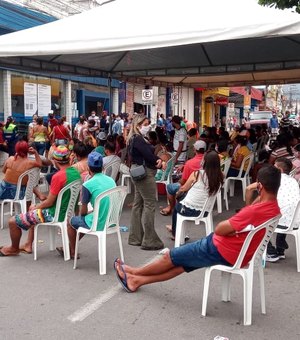 Auxílio emergencial beneficiou quase metade da população brasileira, diz IBGE