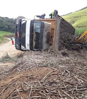 Caminhão carregado de cana-de-açúcar tomba na zona rural de Porto Calvo