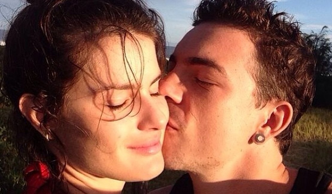 Isabeli Fontana posta foto e mostra beijo apaixonado de Di Ferrero