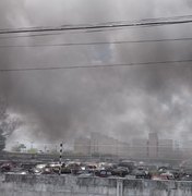 Cerca de 60 veículos são destruídos em incêndio, em Maceió