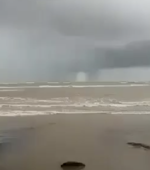[Vídeo] “Ciclone” aparece no mar do Peba, assustando moradores e turistas