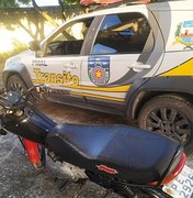 Polícia prende suspeitos de roubo e recupera motocicleta em Penedo