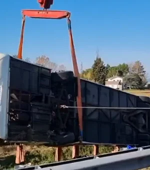 Ônibus que transportava ucranianos capota na Itália e deixa ao menos um morto