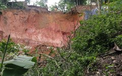 Barreira desliza e muro desaba no Jardim Petrópolis