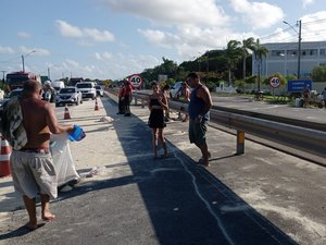 Vídeo mostra populares catando açúcar de carreta na AL-101