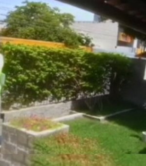 [Vídeo] Casal invade e furta residência na Jatiúca