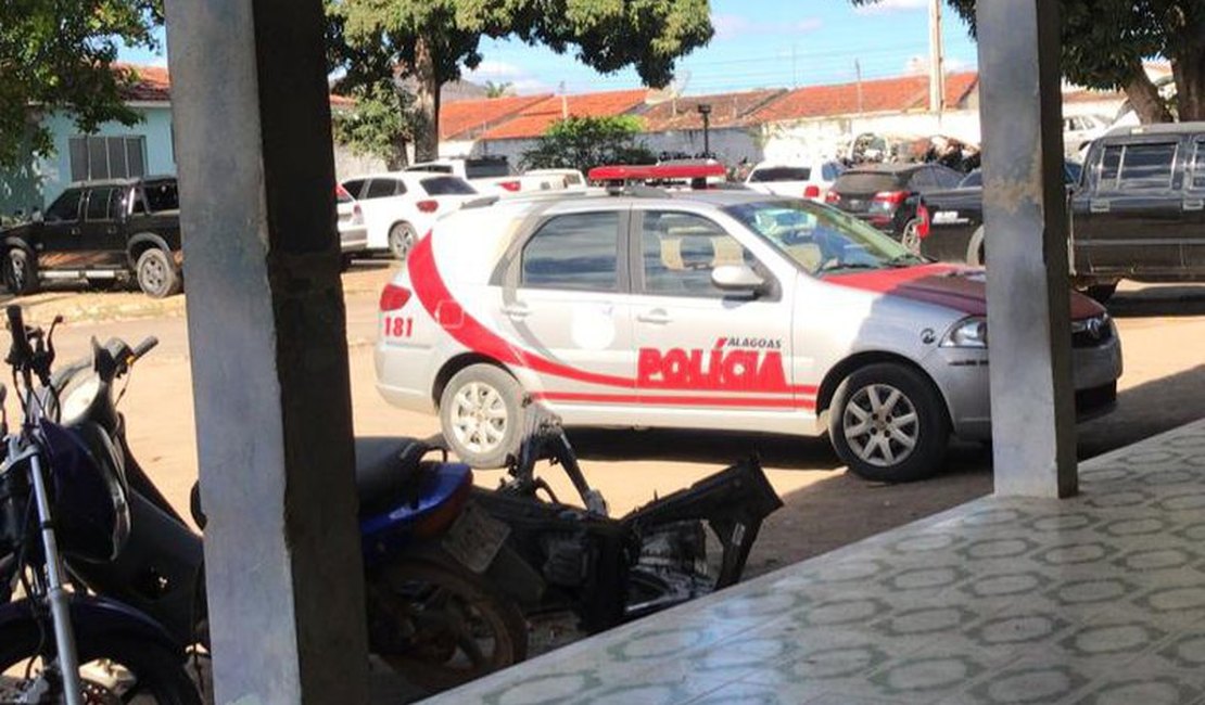 Motorista tem carro roubado ao parar em cruzamento em Arapiraca