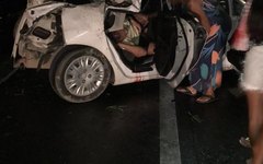 Homem fica presos às ferragens após acidente de carro em Branquinha