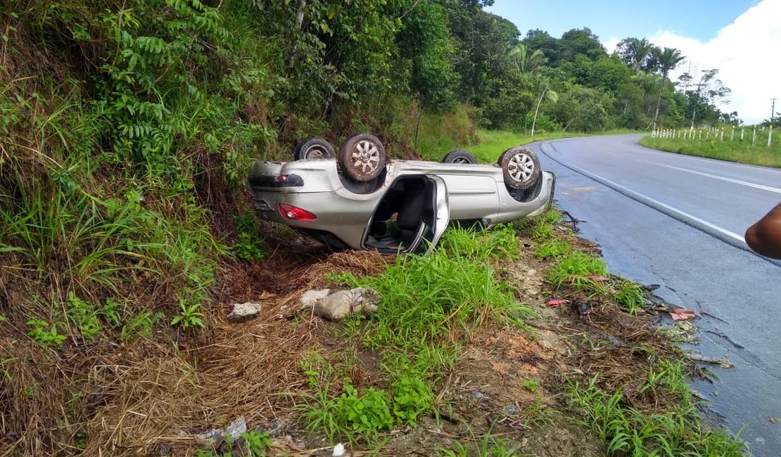 Condutora perde controle do carro e capota na rodovia AL 105
