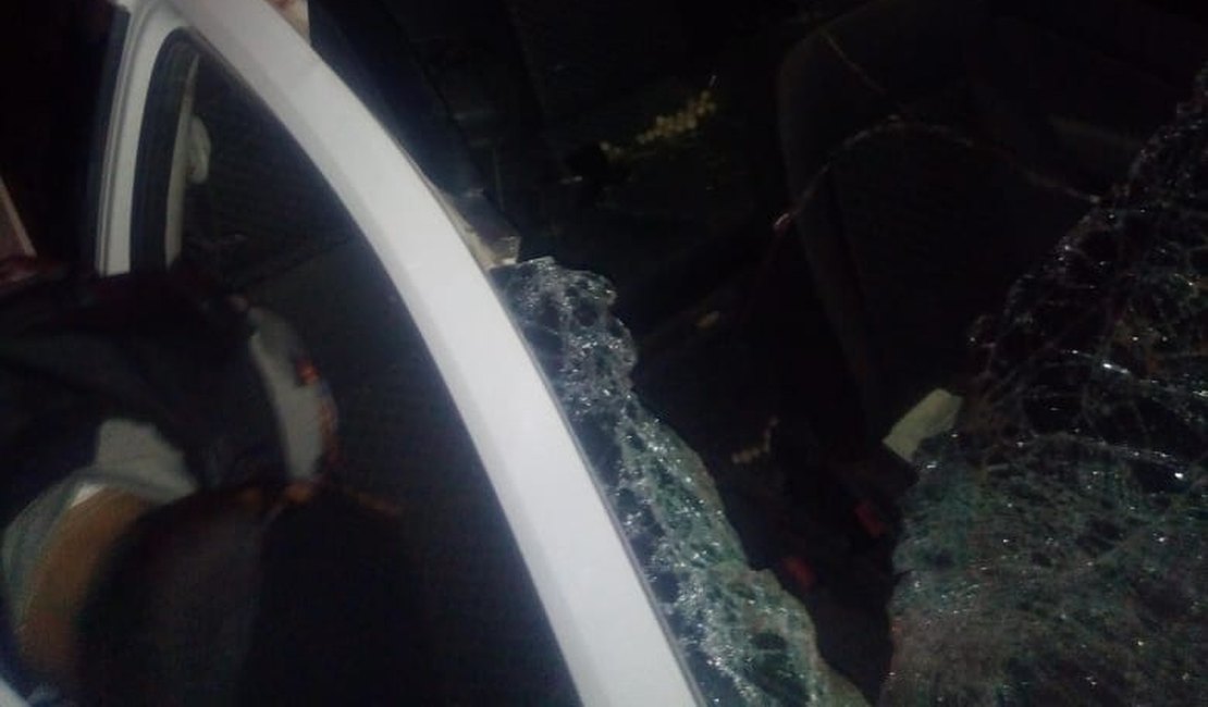Pároco fica ferido após colidir com seu veículo em animal solto na pista