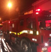 Princípio de incêndio atinge depósito de bebidas na parte alta de Maceió