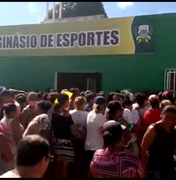[Vídeo] População se aglomera para receber cesta básica em São Miguel dos Milagres
