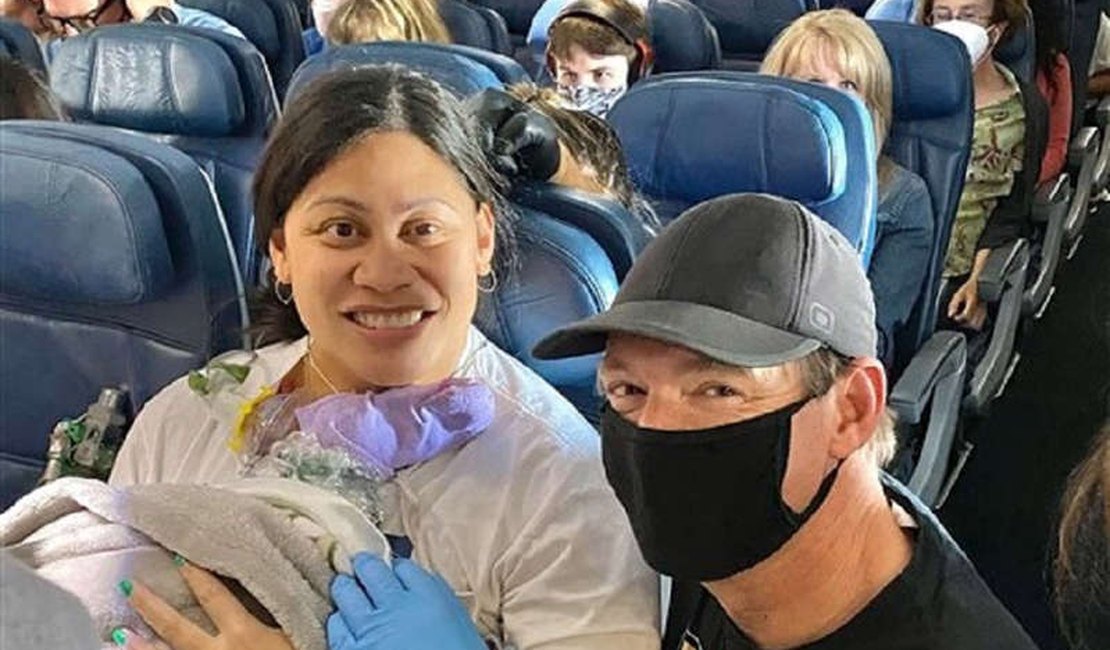 Sem saber que estava grávida, mulher dá a luz durante voo