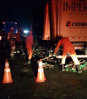 [Vídeo] Caminhão que transportava bebidas alcoólicas pega fogo na AL-220