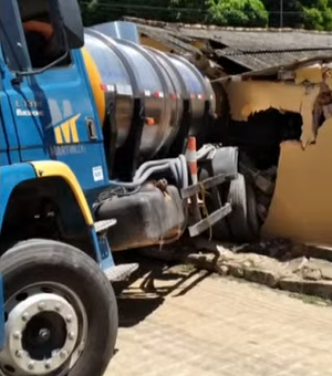 Motorista perde o controle e caminhão atinge depósito de construção em Ipioca