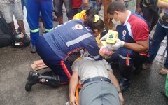 Colisão arremessa motociclista na pista, no Mercado Público de Arapiraca