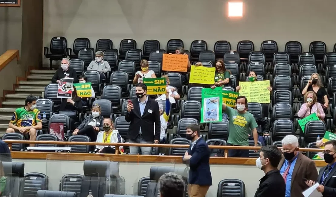 Manifestante antivacina expõe cartaz com suástica na Câmara de Porto Alegre