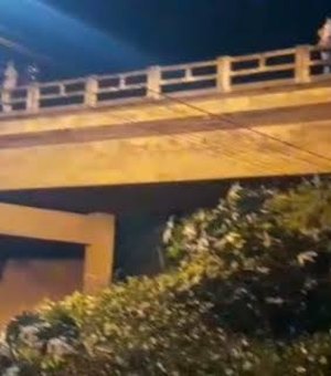 Policial salva homem que tentava pular de ponte em Arapiraca