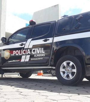 Homem acusado de esfaquear a esposa na frente do filho é preso em Delmiro Gouveia