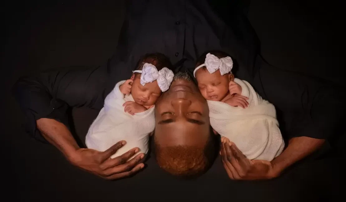 Após esposa morrer no parto, haitiano cuida de gêmeas e quer reunir família