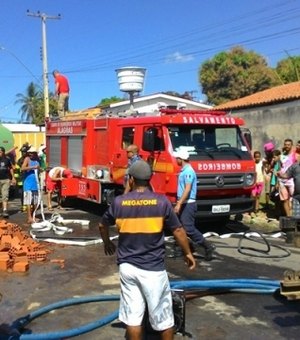 [Vídeo] Incêndio destrói fábrica de tecidos em Delmiro Gouveia