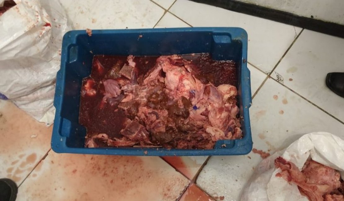 Vigilância Sanitária apreende uma tonelada de alimentos estragados em supermercado