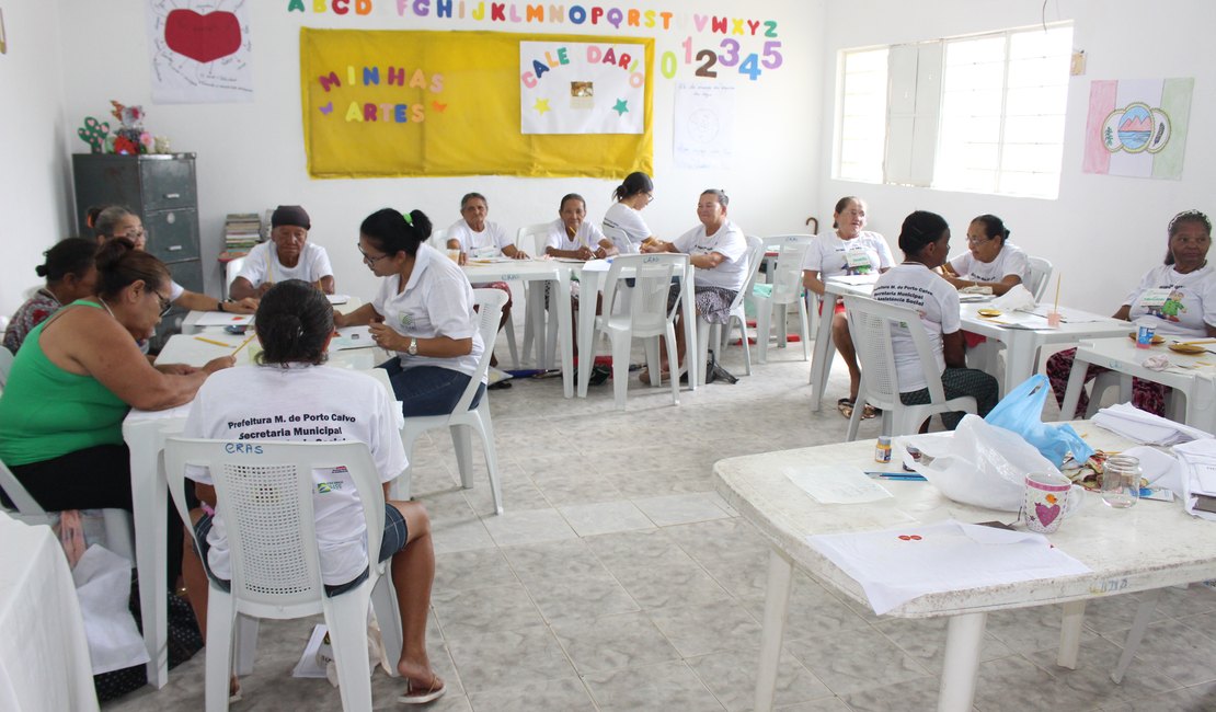 Grupo de Idosos de Porto Calvo participa de curso de pintura em tecido