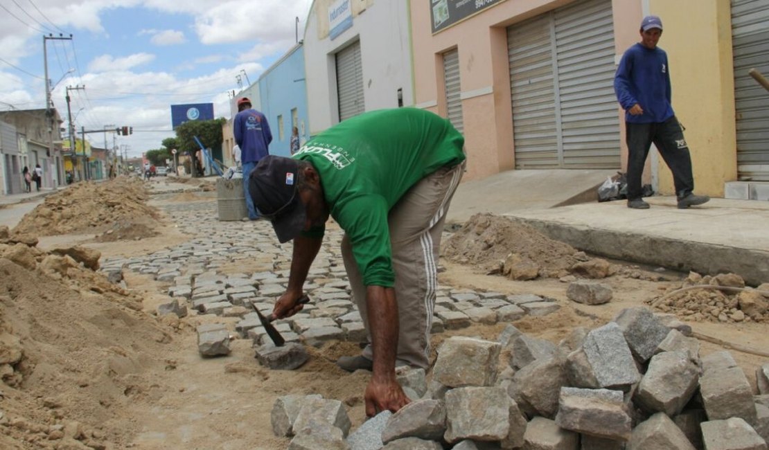 Prefeitura intensifica revitalização de ruas que receberam esgotamento sanitário