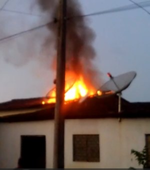 [Vídeo] Casa pega fogo e assusta moradores em São José da Laje