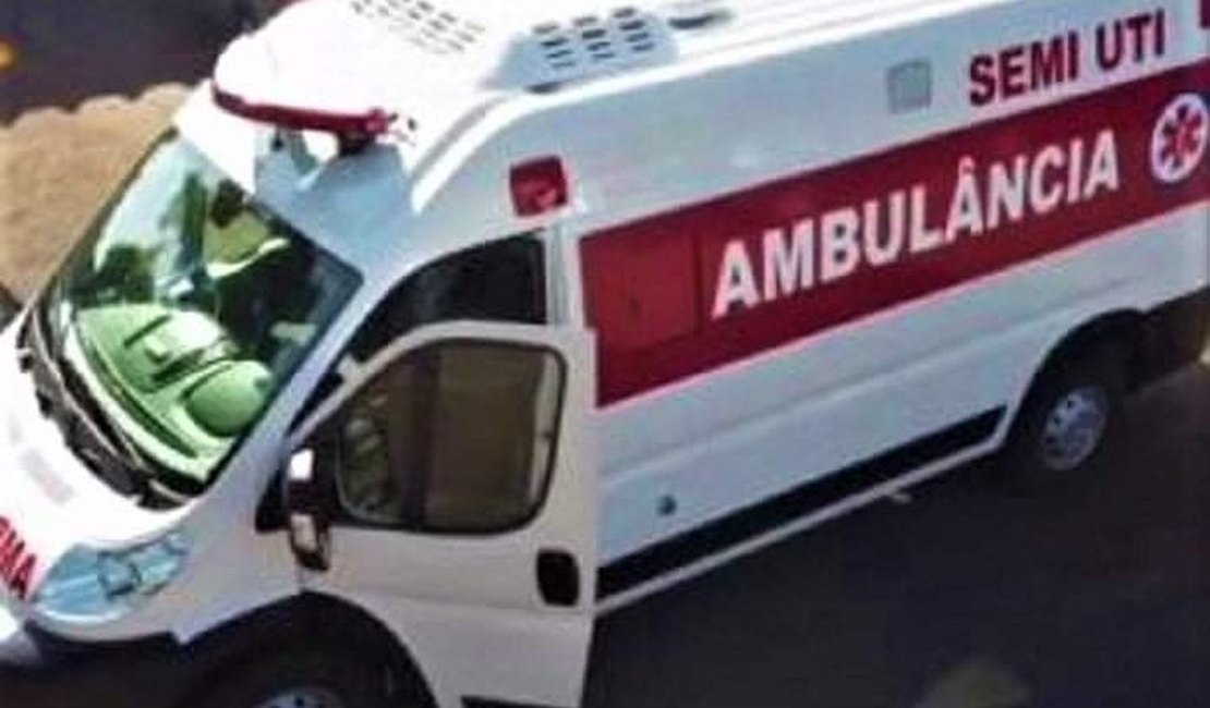 Ambulância que desapareceu com médico e paciente com Covid-19 é encontrada atolada
